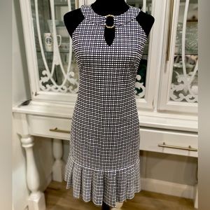 177. SARAH CAMPBELL SLEEVELESS BLK&WHITE CHECKERED PLEATED DRESS GOLD CHEST RING